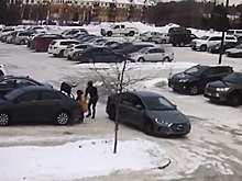 Грабители тащили жертву за своей машиной почти 70 метров. Видео