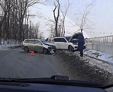 Во Владивостоке рядом с ЗАГСом столкнулись две иномарки