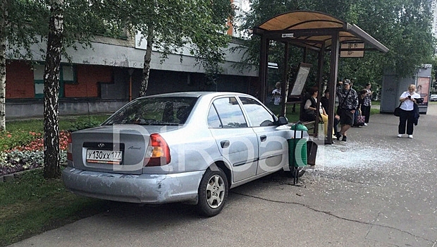 В Москве машина врезалась в остановку