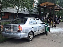 В Москве машина врезалась в остановку