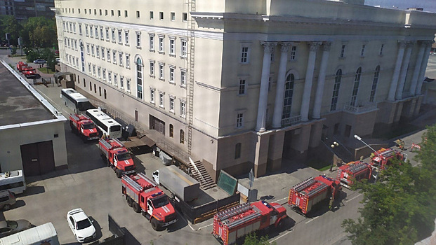К тюменскому драмтеатру согнали пожарные машины