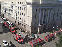 К тюменскому драмтеатру согнали пожарные машины