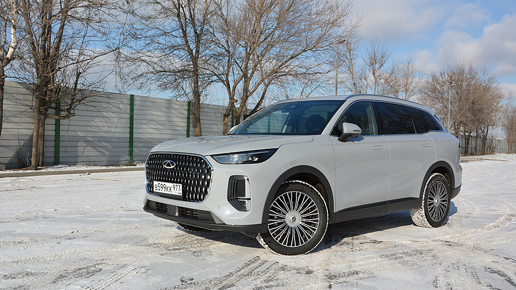 Дизайн Chery Tiggo 9 выполнен в фирменном стиле, но у флагманской модели экстерьер всё-таки сильно отличается от его младших «братьев» по модельному ряду.