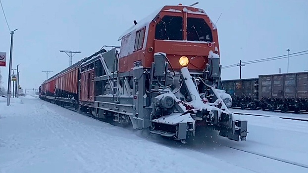 МЖД показала расчистку снега на железнодорожных путях