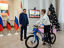 Александр Хинштейн вручил подарки детям из курского приграничья