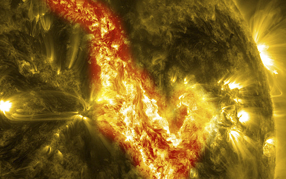 Астрофизики объяснили течения плазмы в активных областях на Солнце