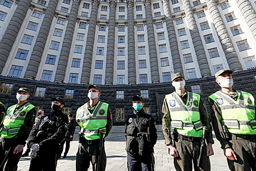 Украинцам помешали сжечь «Кремль» на антироссийской акции в Киеве