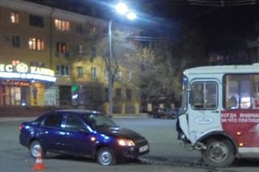 В Оренбурге в столкновении с автобусом пострадал водитель «Лады»