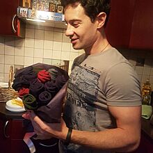 «Реально мужской подарок»: Антон Макарский получил на день рождения букет из носков