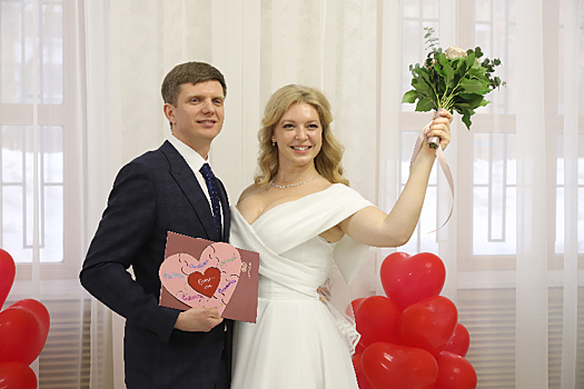 Счастливая дата. В Кутузовском дворце бракосочетания 14 февраля поженились 33 пары