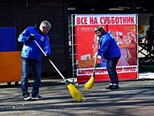 Алтайские депутаты и журналисты вышли на субботник в парке