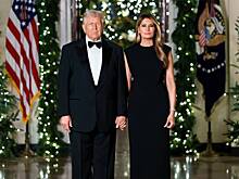 Наряды Дональда и Мелании Трамп на рождественской открытке вызвали споры в сети