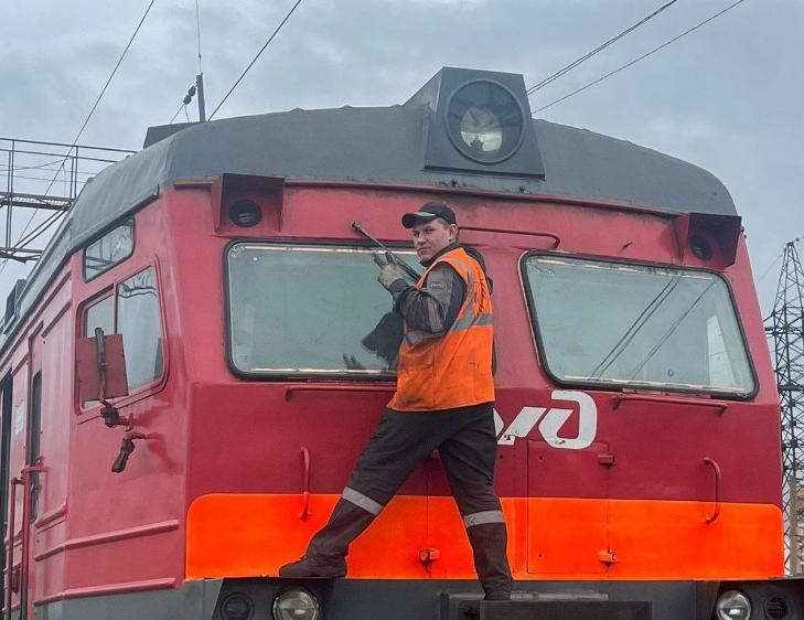 О любви к железной дороге рассказал 19-летний помощник машиниста из Новосибирска