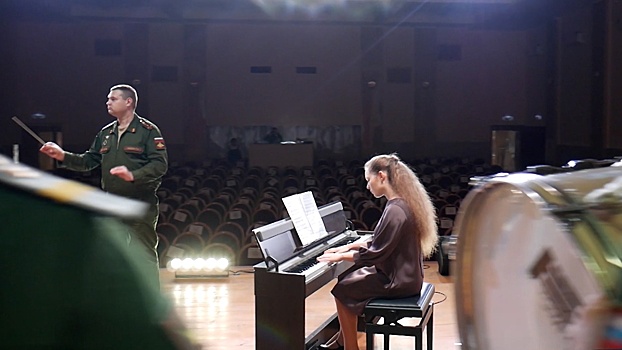 Школьница сыграла на фортепиано под аккомпанемент военного оркестра ЗВО