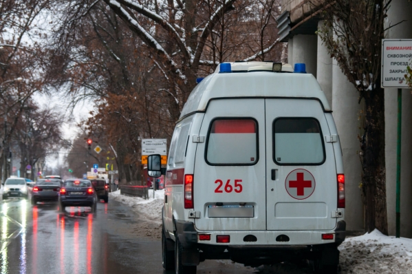 В Югре девочка выпала из окна многоэтажки: «Упала намертво»