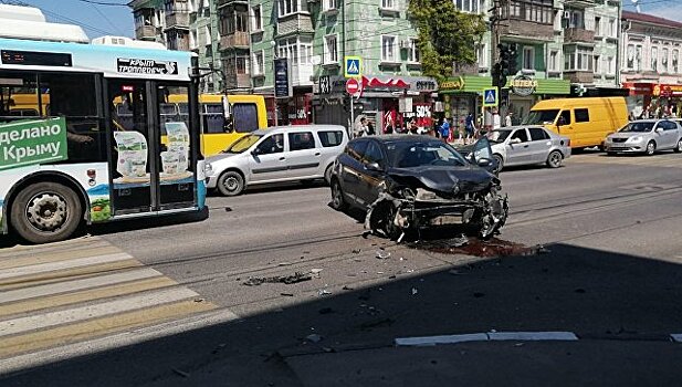 ДТП на "зебре" и смятое ограждение: в Симферополе не разъехались два авто