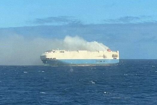 В океане загорелось судно с автомобилями Porsche и Volkswagen