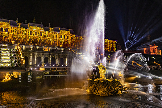 В Петергофе проходит красочное шоу фонтанов