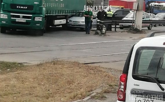 В Курске столкнулись большегруз и легковушка