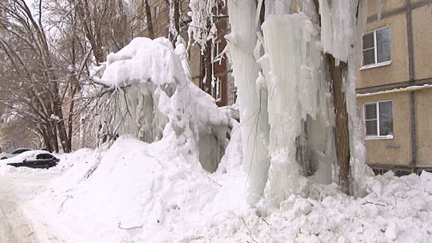 "Ледяная стена" - видео последствий прорыва трубы с водой в Саратове