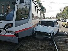 В Краснодаре водитель автомобиля ВАЗ врезался в трехсекционный трамвай