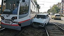 В Краснодаре водитель автомобиля ВАЗ врезался в трехсекционный трамвай