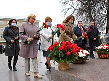 В День космонавтики рязанцы возложили цветы к памятникам Циолковскому и Уткину