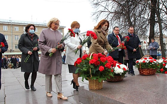В День космонавтики рязанцы возложили цветы к памятникам Циолковскому и Уткину
