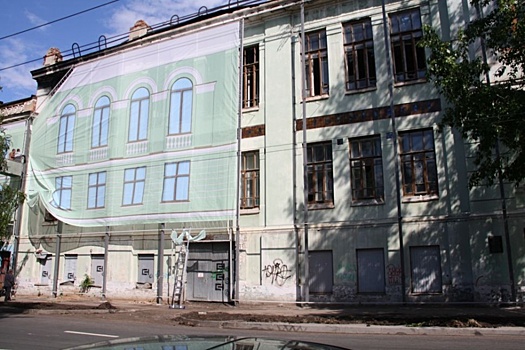 В Самаре на улице Льва Толстого фальш-фасадом закрыли здание бывшее реального училища