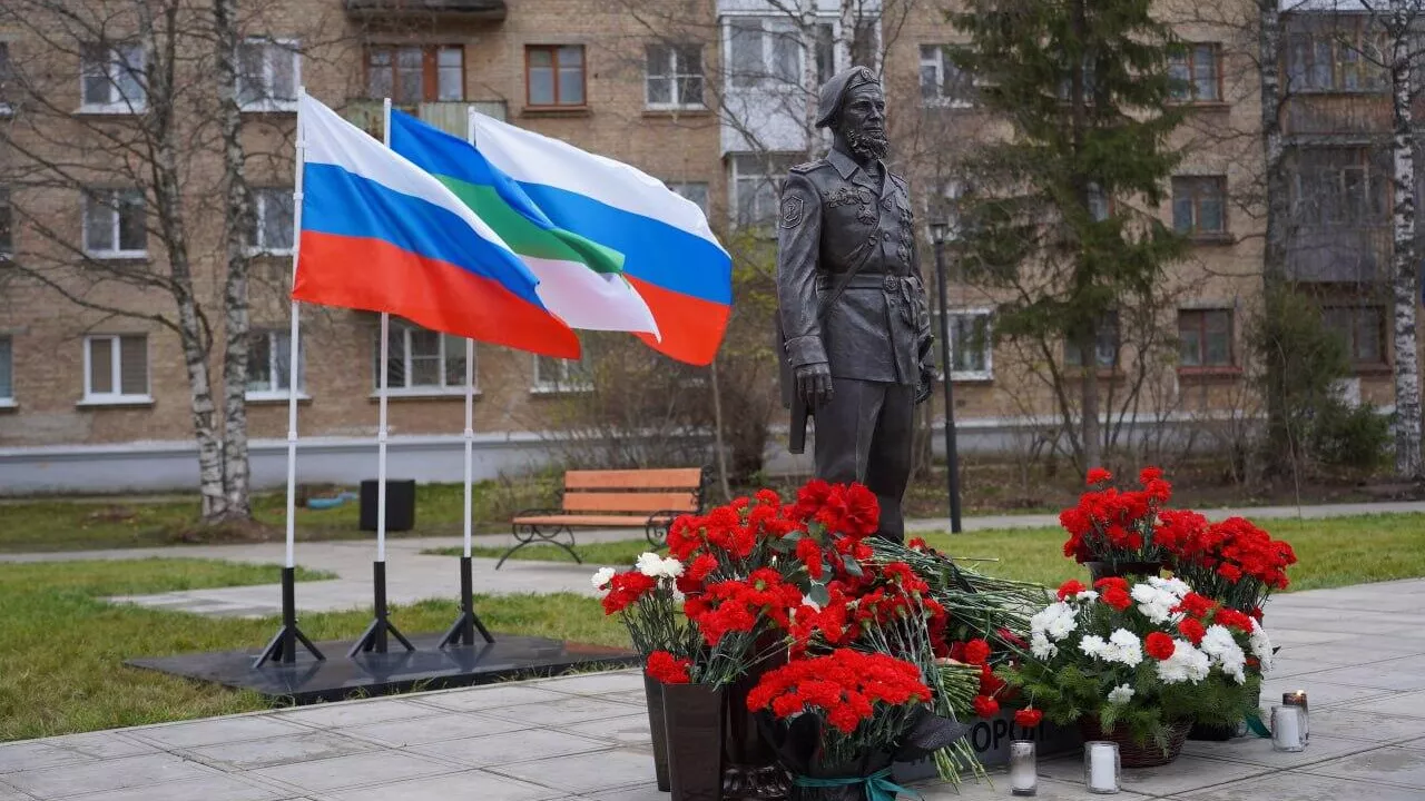 В Ухте открыли памятник Герою ДНР Мотороле