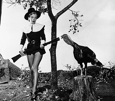 Монро в купальнике и Миннелли с мороженым: винтажные фото звезд в праздники