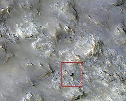 Разведывательный спутник запечатлел странный объект в марсианском кратере