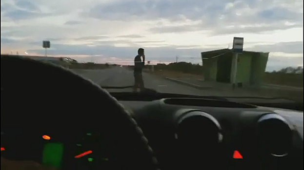 Какой нужен автомобильный сигнал, чтобы пешеходы шли быстрее – угарное видео