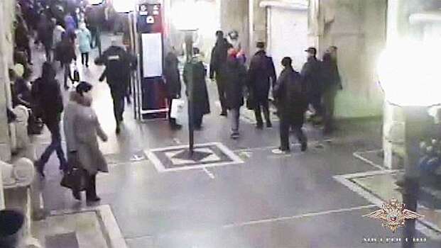 Будни метро: курсант полиции против женщины с ножом