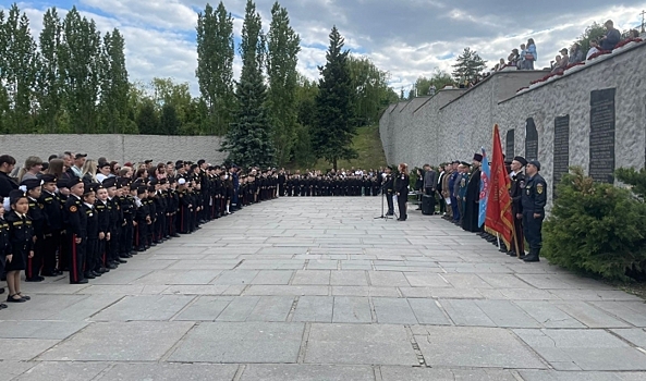 Юные матросы-спасатели приняли присягу на Мамаевом кургане в Волгограде