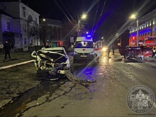 Шесть человек пострадали в жестком лобовом ДТП с такси в Кузбассе