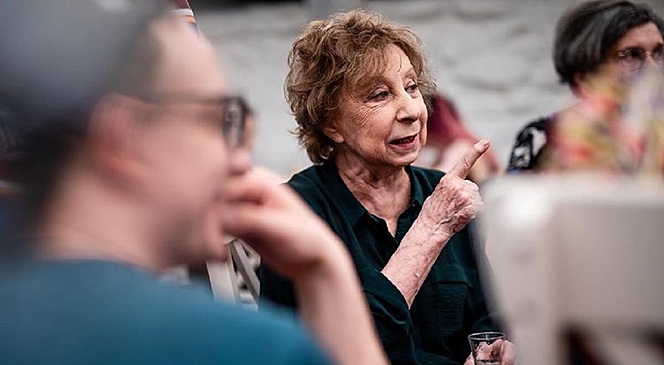 «Но есть же фото!» — Ахеджакова заявила, что не выходила на сцену с украинским флагом