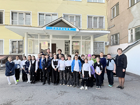 Полицейские Татарстана совместно с Общественным советом провели для школьников экскурсию в отделе полиции.