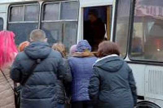 В Барнауле рядом с остановкой загорелась маршрутка с пассажирами