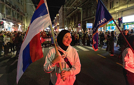 Митинг сторонников действующей власти в центре Белграда собрал почти 50 тысяч человек