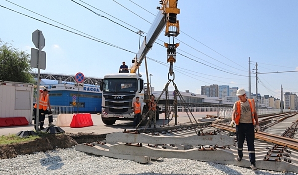 В Волгограде завершается установка новых опор на наземной линии СТ
