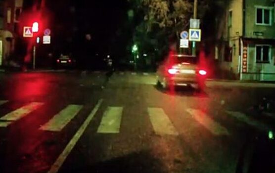 В Ливнах мальчик едва не попал под машину, пролетевшую на красный. Видео