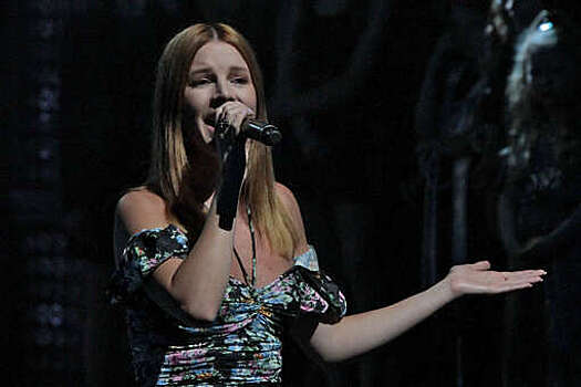 Наталья Подольская выступила на концерте в платье с откровенным декольте