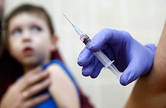 Сенаторы предложили не допускать детей без прививок в школы и детсады