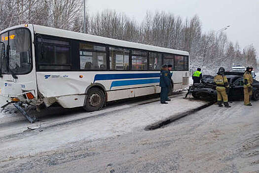 В Тобольске легковой автомобиль врезался в автобус с пассажирами