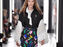 Модель из Омска Рослякова помогает россиянам, оставшимся в США