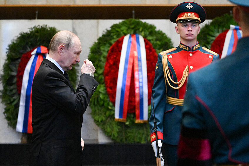 Президент РФ Владимир Путин на церемонии прощания с председателем Верховного суда РФ Ириной Подносовой в траурном зале ЦКБ Управления делами президента РФ в Москве, 24 июля 2025 года