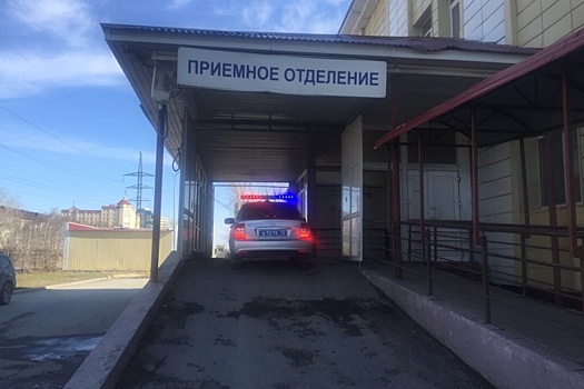 Тюменские инспекторы ДПС довезли в больницу мужчину, которому отрезало пальцы циркулярной пилой