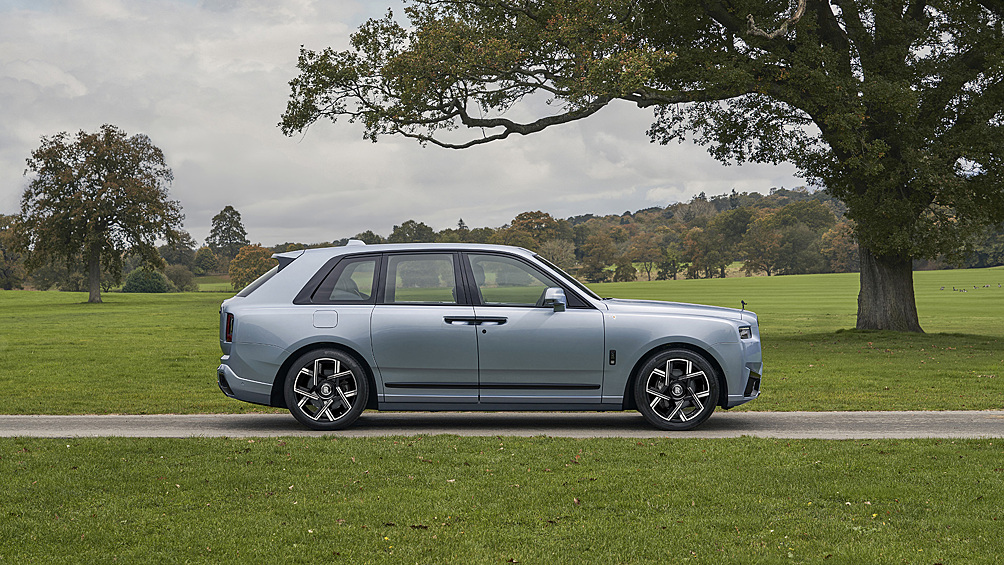 Подразделение Rolls-Royce Bespoke представило новый проект — кроссовер Rolls-Royce Cullinan Daisy, названный в честь маргариток. Источником вдохновения послужило увлечение клиента прогулком по горам и поле цветов на маршруте в Высоких Татрах.