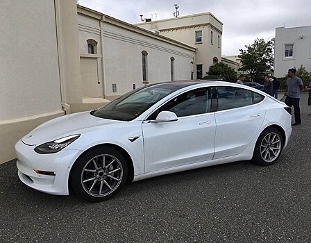 Интерьер новой Tesla Model 3 рассмотрели через открытые окна